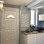Апартаменты White Crow House *