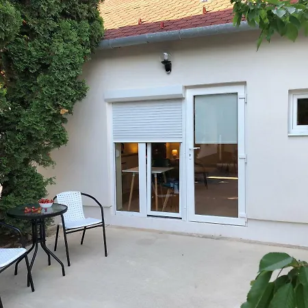 Apartment White Crow House *