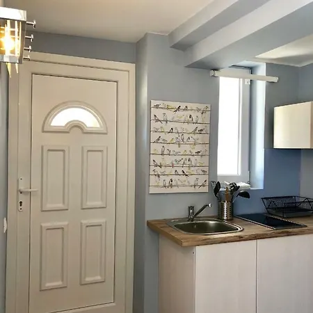 Apartment White Crow House *