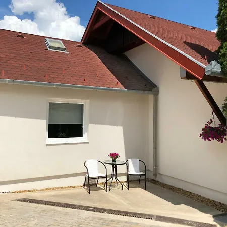 Apartment White Crow House *